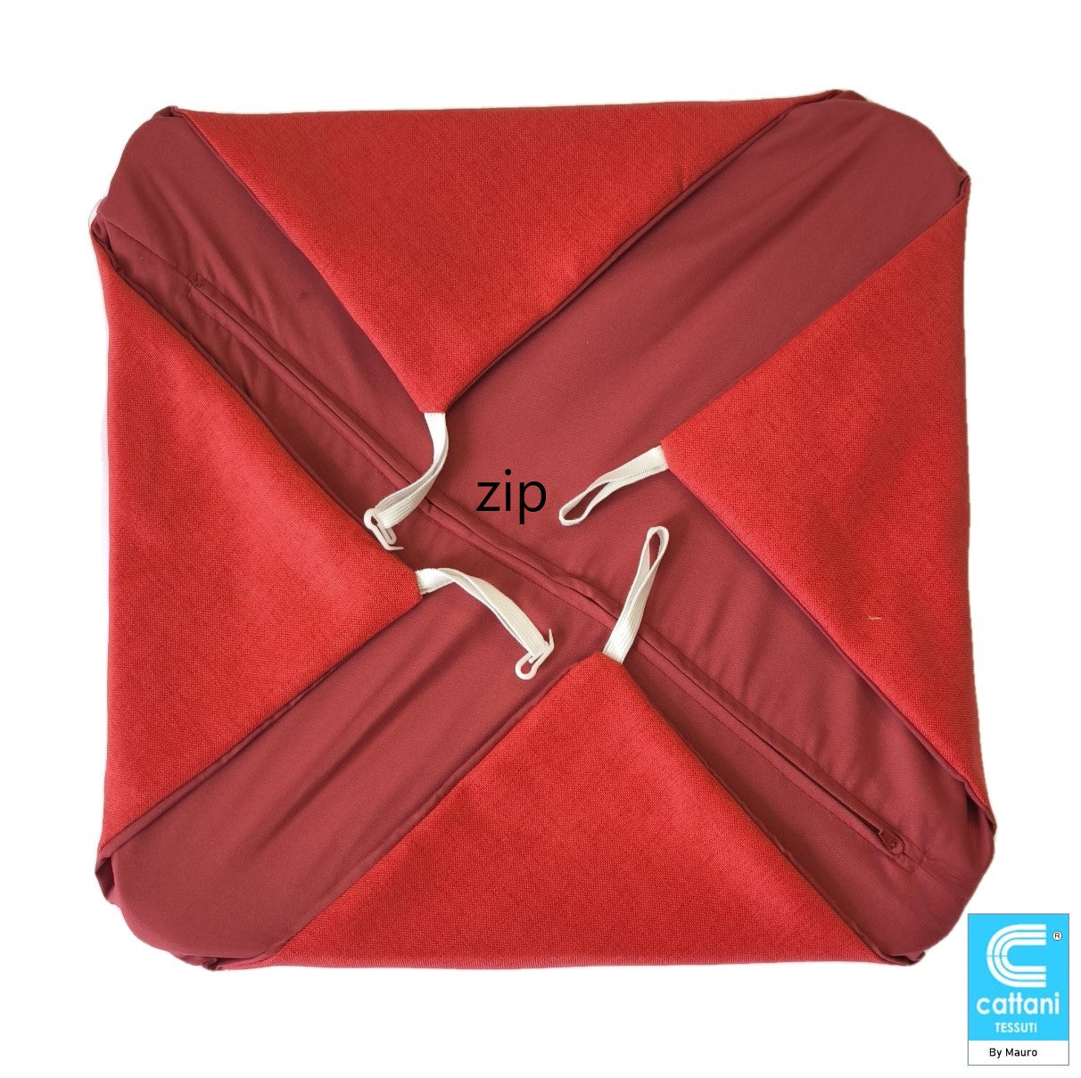 Cuscino rosso con zip aperta per rimuovere facilmente l’imbottitura in gommapiuma.