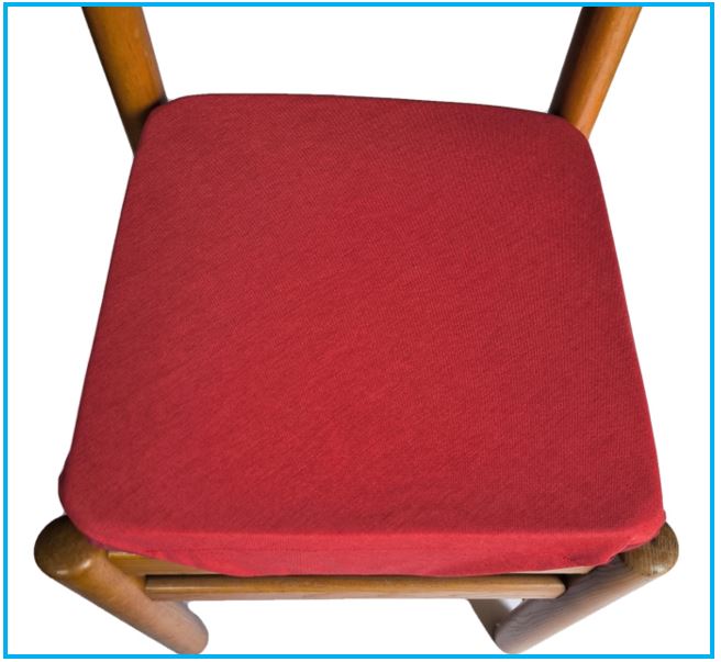 Cuscino rosso per sedia da cucina fissato su una sedia, design elegante e confortevole.