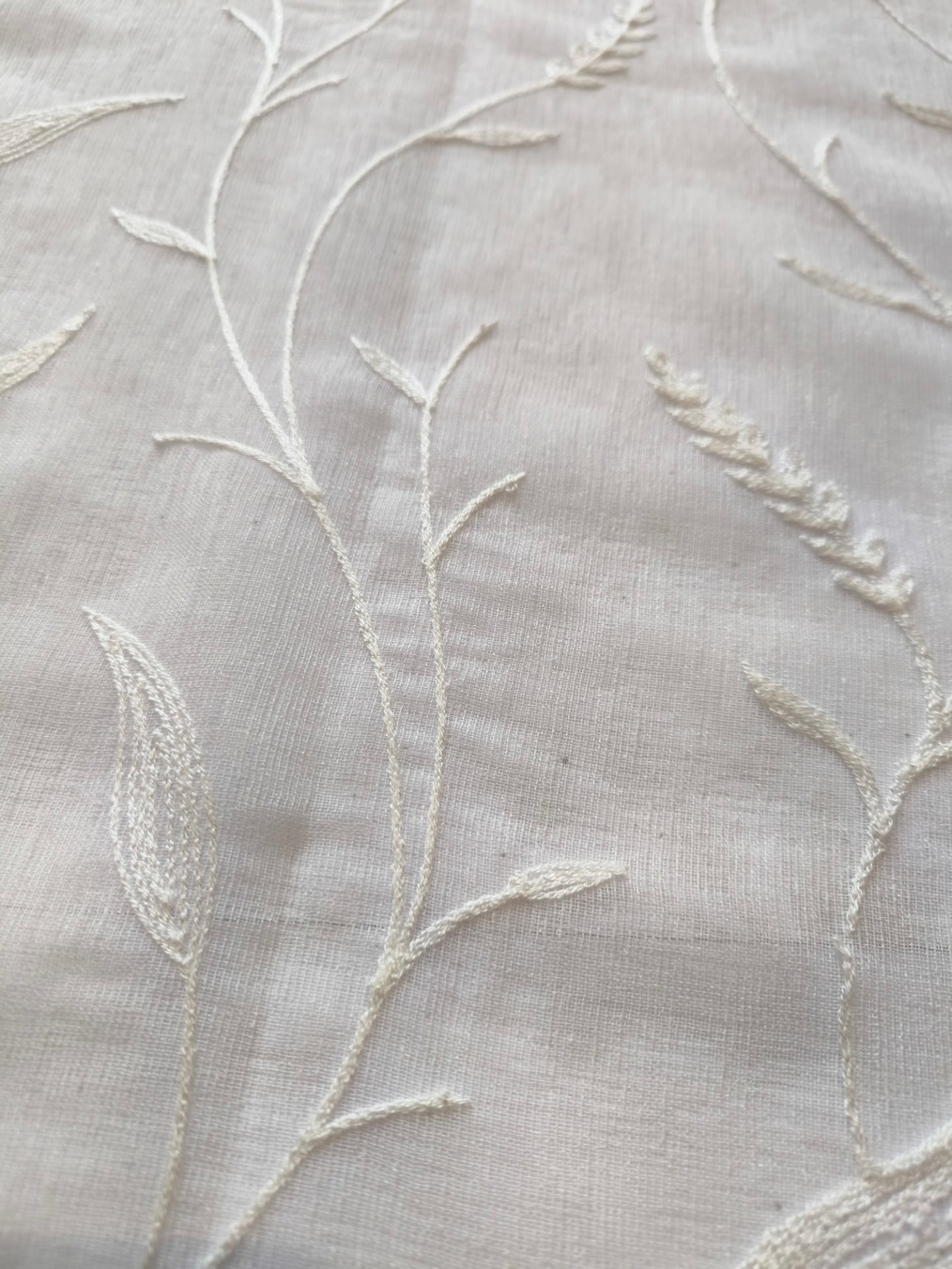 Voilage à œillets brodés pour tringle – 1 panneau blanc – Largeur 200 cm, Hauteur de 180 à 280 cm – Rideaux Salon et Chambre – Art. Feuille