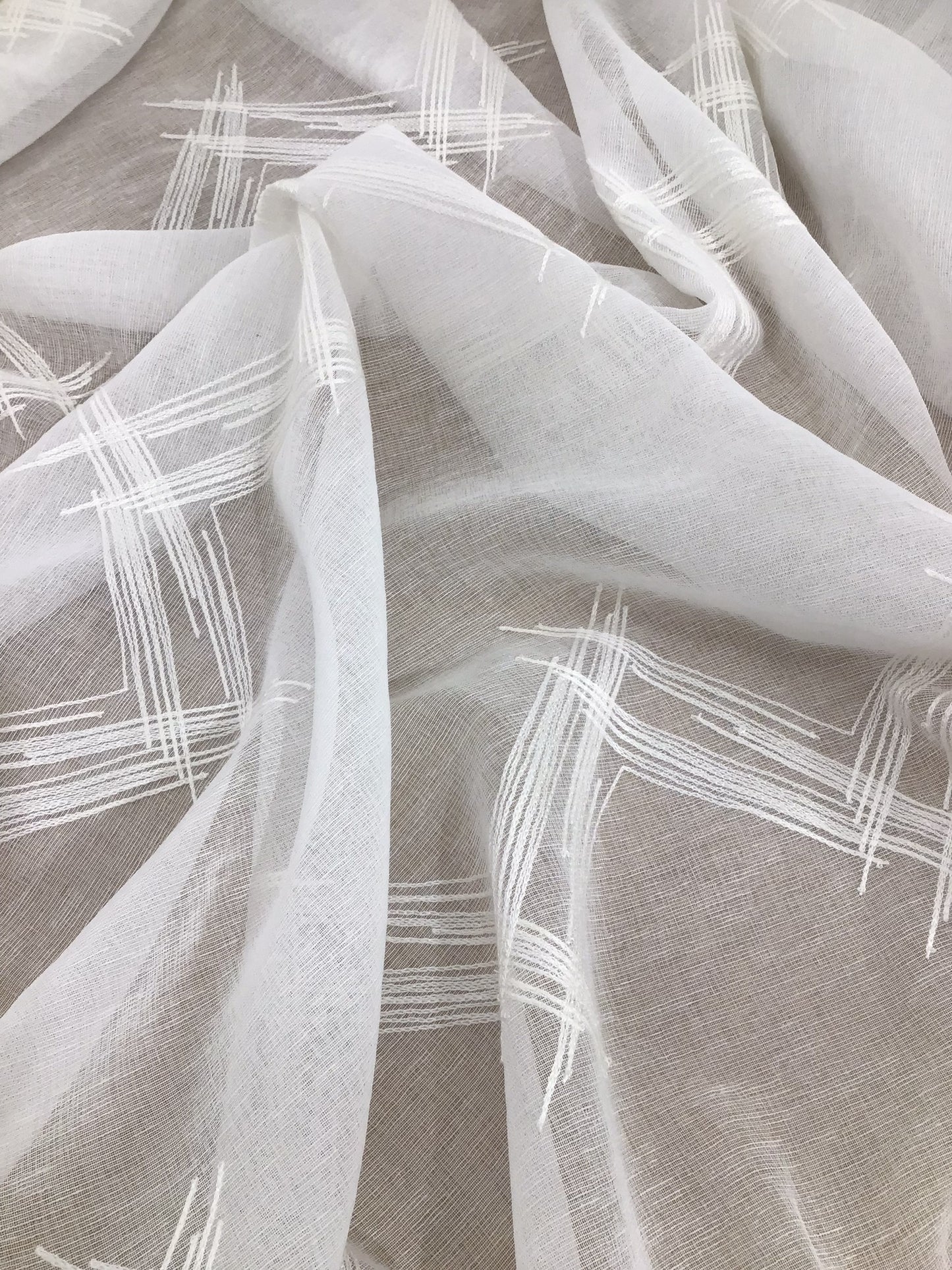 Voilage à œillets à tringle – Largeur maxi 200 cm – Hauteur sur mesure – Tissu brodé