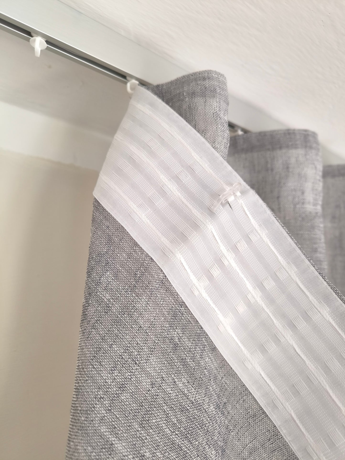 Voilage Wave sur mesure avec rail complet  - Largeur finie 150 cm - Tissu effet lin gris art.Favola