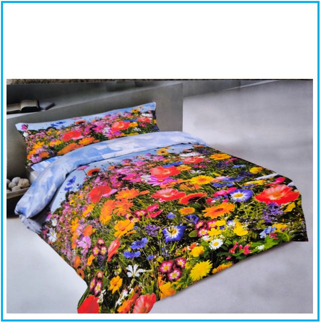 Lenzuolo copriletto prato fiorito in 100% cotone, steso su un letto matrimoniale. Stampa digitale con prato primaverile fiorito e balza coordinata.