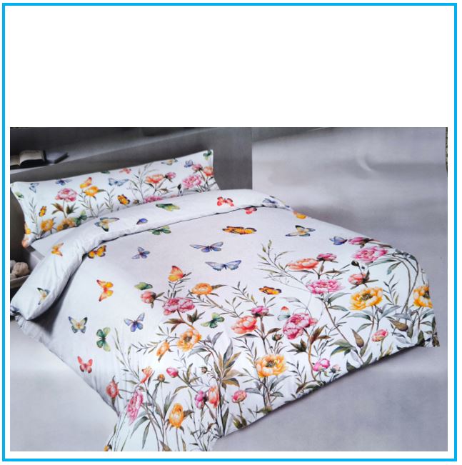 Foto del lenzuolo copriletto rose farfalle in 100% cotone, steso sul letto, che mostra la stampa digitale di rose gialle e rosa con farfalle e balza coordinata.