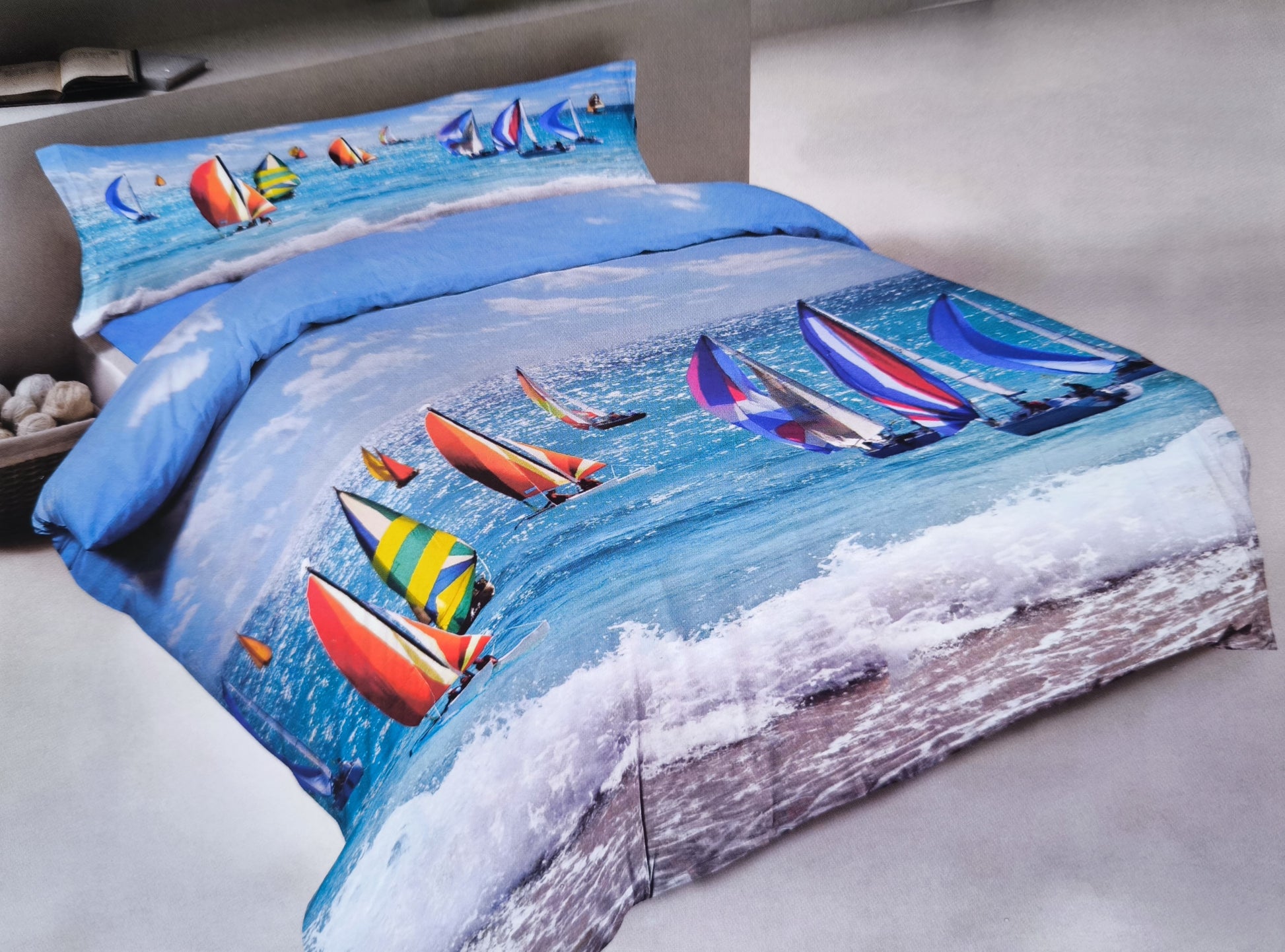 Foto del lenzuolo copriletto matrimoniale mare in 100% cotone con stampa digitale, steso su un letto, che evidenzia il design ispirato al mare e alle barche a vela.