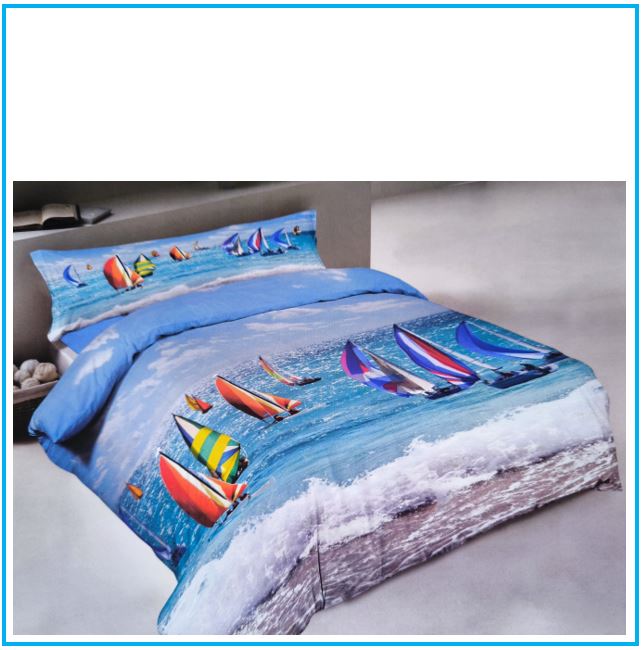 Foto del lenzuolo copriletto matrimoniale mare in 100% cotone con stampa digitale, steso su un letto, che evidenzia il design ispirato al mare e alle barche a vela.