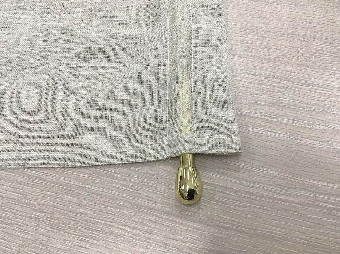 Dettaglio della tasca superiore della tenda con il bastoncino già inserito, evidenziando la praticità del sistema di montaggio.