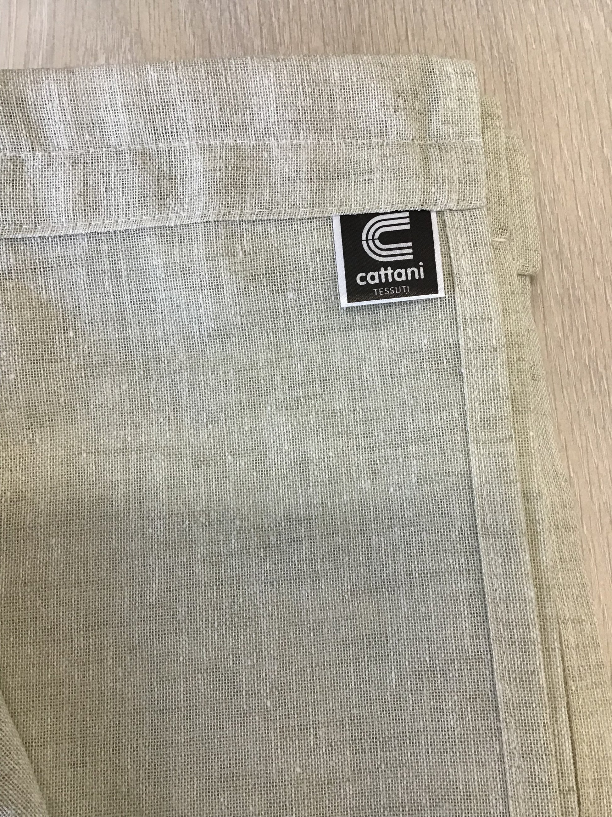 Dettaglio della tenda con primo piano sull’etichetta del marchio Cattani Tessuti, simbolo di qualità artigianale Made in Italy.