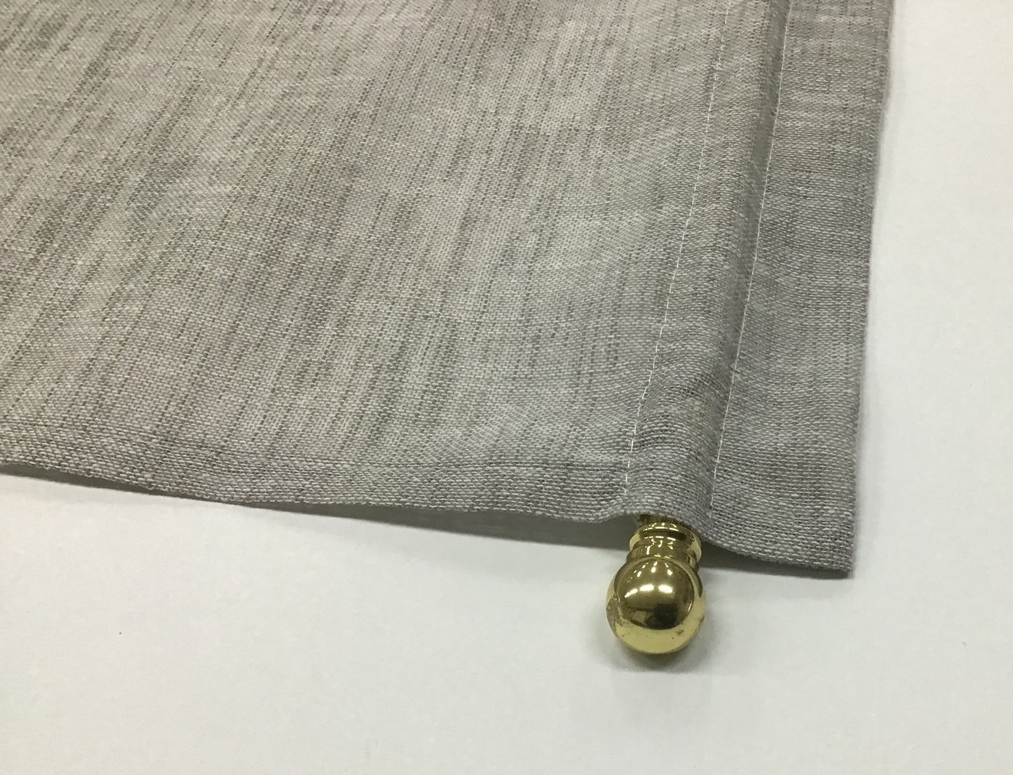 Tasca superiore tenda con bastoncino inserito.