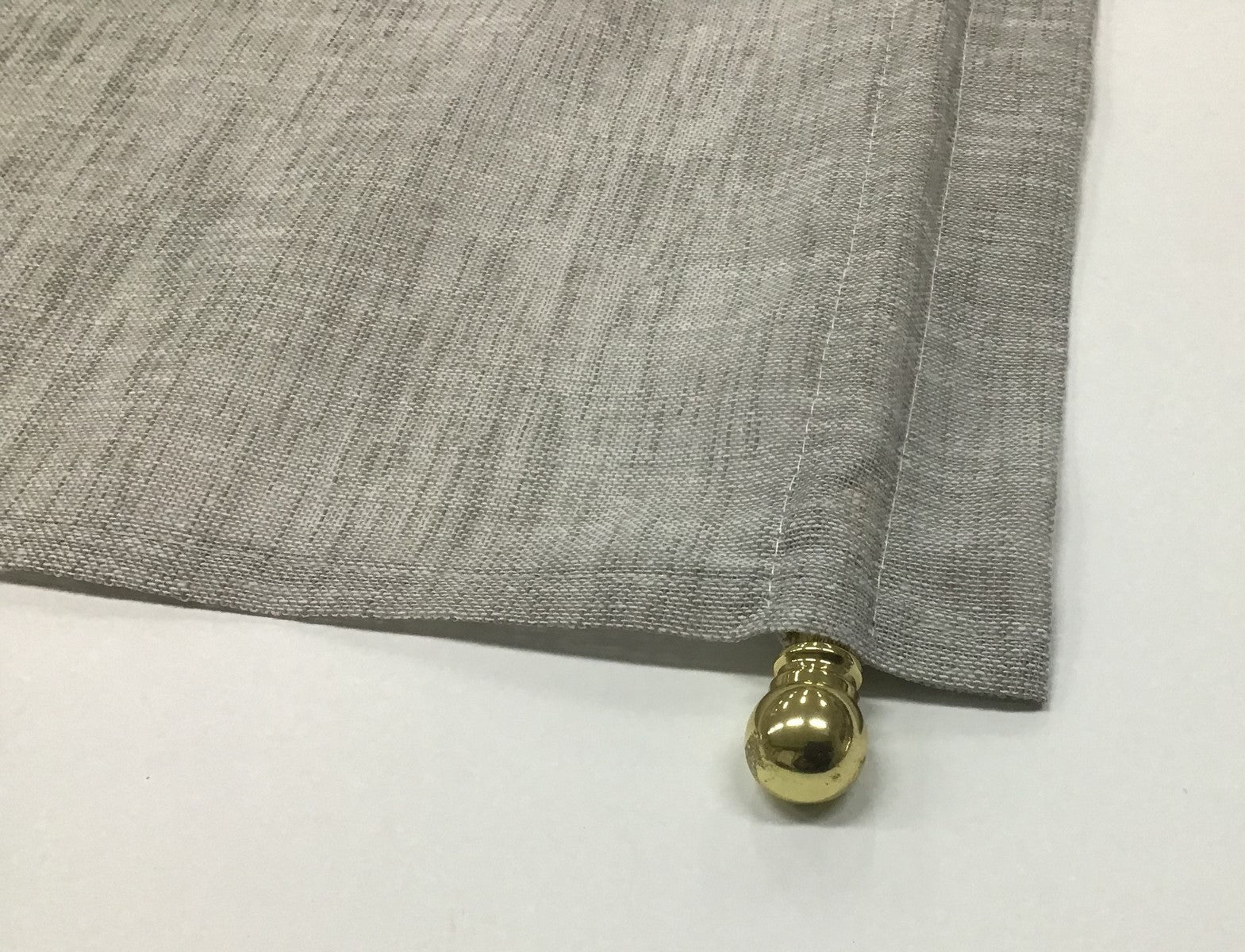 Tasca superiore tenda con bastoncino inserito.