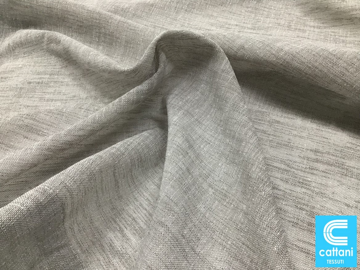 Primo piano della trama del tessuto grigio effetto lino.