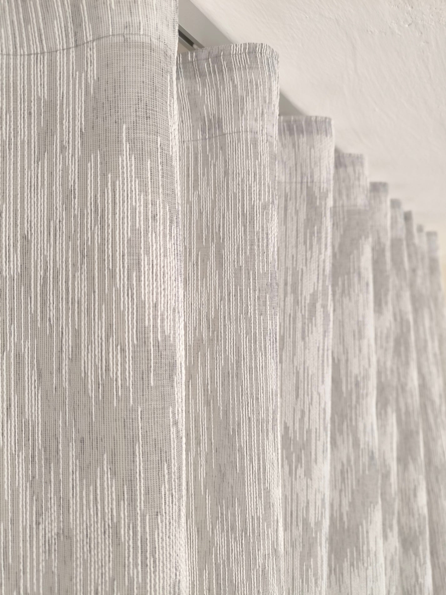 Voilage Wave sur mesure avec rail complet – Largeur 150 cm avec rail inclus - Tissu gris brodé art.À fines rayures