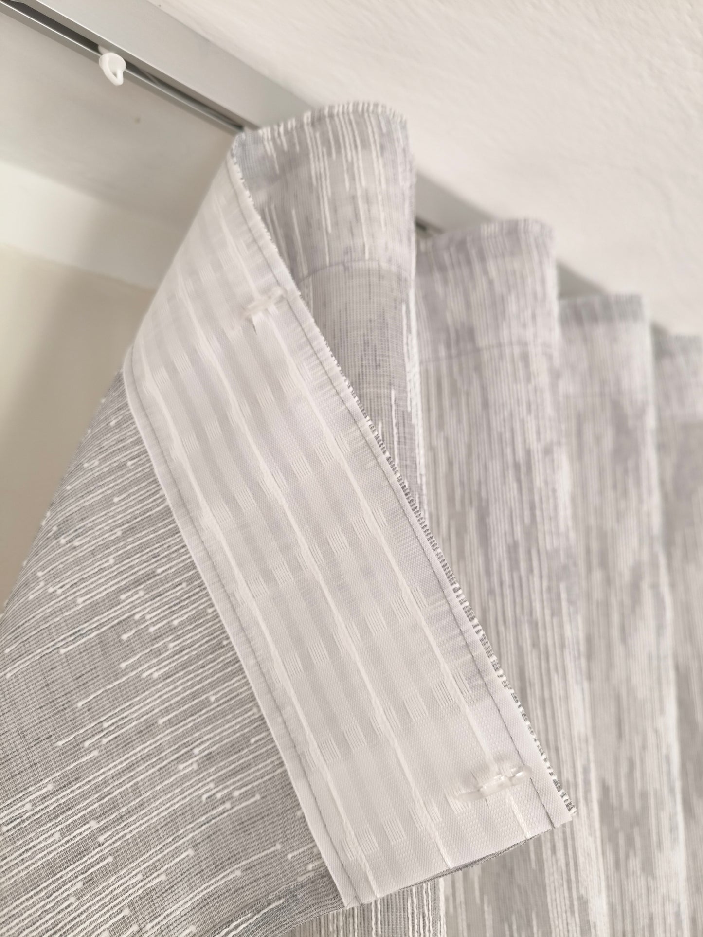 Voilage Wave sur mesure avec rail complet – Largeur 150 cm avec rail inclus - Tissu gris brodé art.À fines rayures