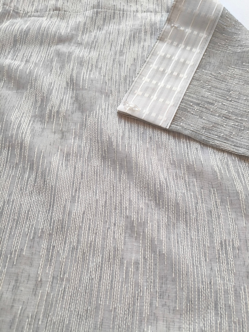 Voilage Wave sur mesure avec rail complet – Largeur 150 cm avec rail inclus - Tissu gris brodé art.À fines rayures