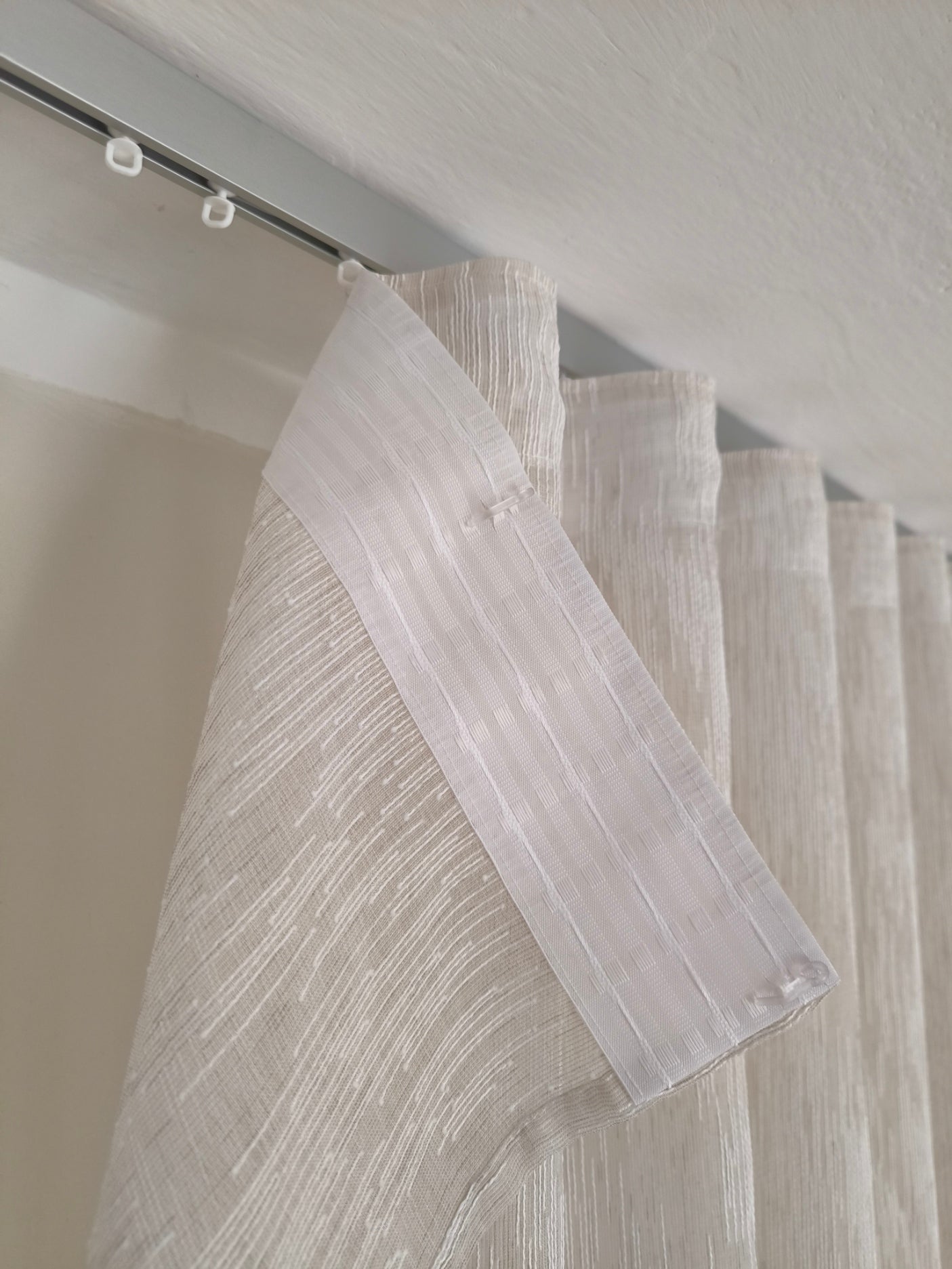 Voilage Wave sur mesure avec rail complet – Largeur 150 cm avec rail inclus - Tissu couleur lin brodé art.À fines rayures