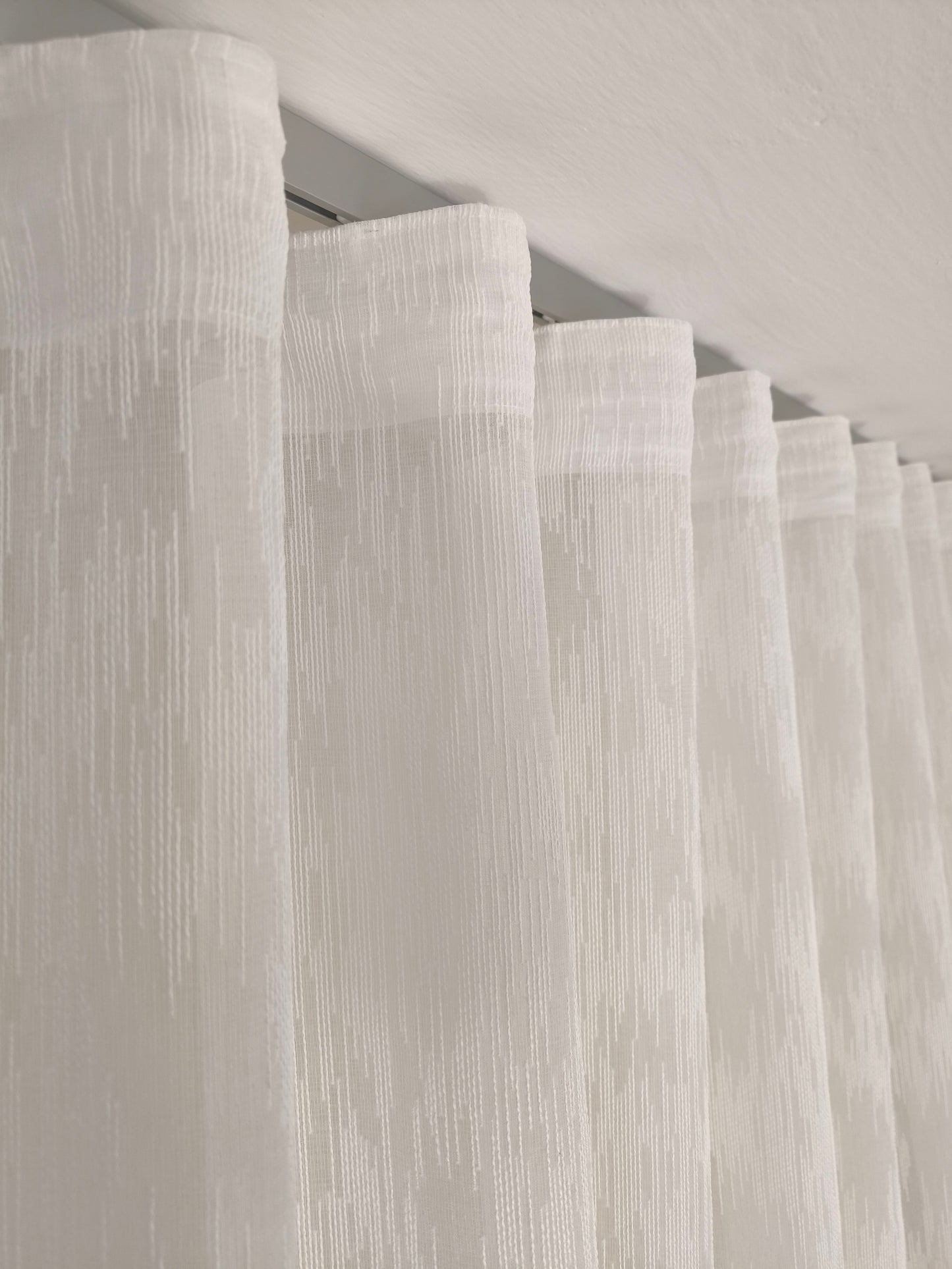 Voilage Wave sur mesure avec rail complet – Largeur 150 cm avec rail inclus - Tissu brodé blanc art.À fines rayures