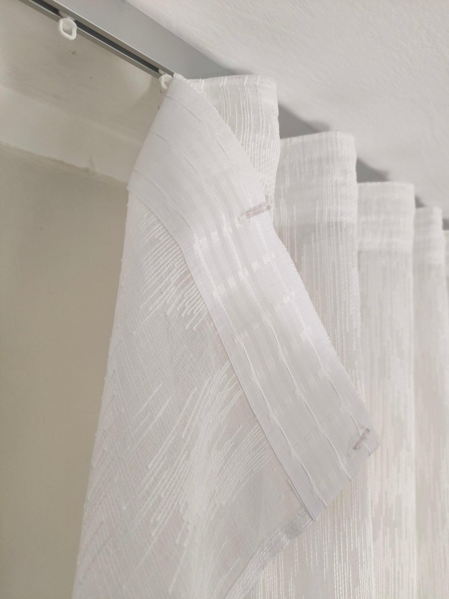 Voilage Wave sur mesure avec rail complet – Largeur 150 cm avec rail inclus - Tissu brodé blanc art.À fines rayures