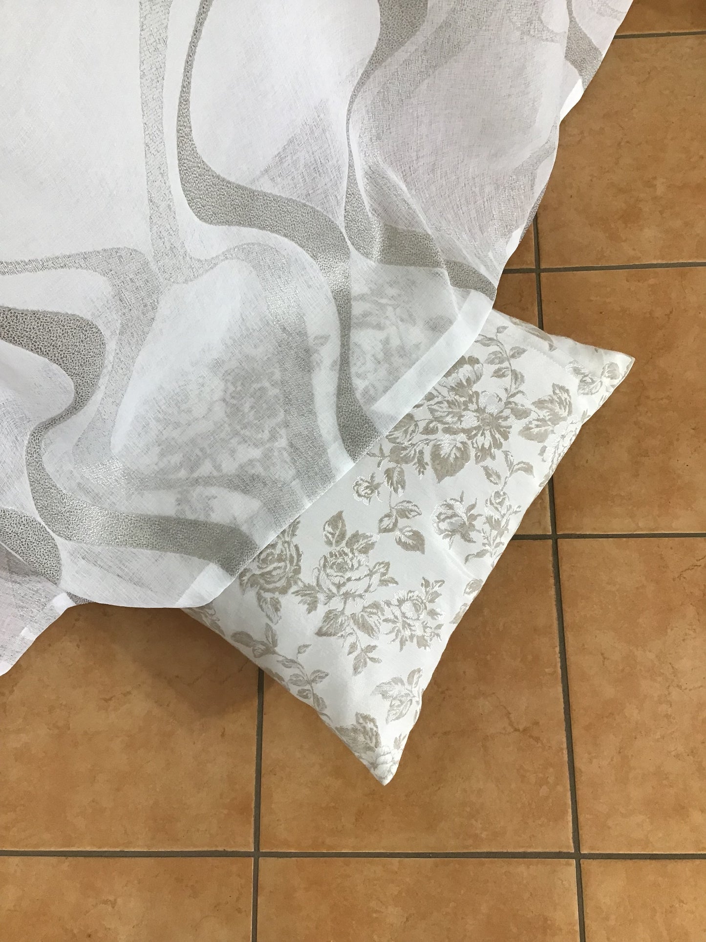 Voilage à oeillets - 1 panneau blanc/taupe - tissu fil coupé - largeur maxi 200 cm hauteur de 180 à 280 cm - rideaux salon chambre.