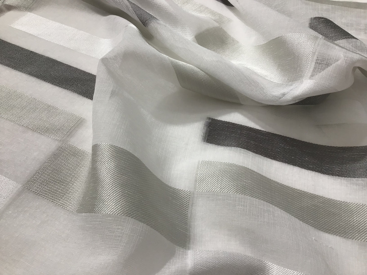 Paire de voilages vitrages - passe-tringle - largeur 60/80 - longueur personnalisée - blanc/gris - art.509