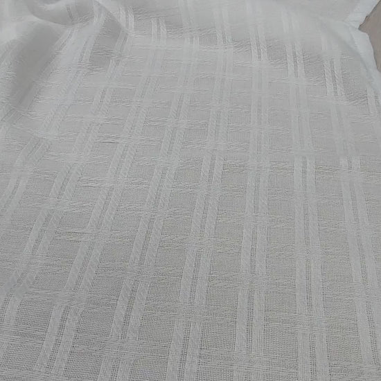 Scopri la nostra tenda su misura con fettuccia arricciatenda, realizzata in pregiato tessuto jacquard bianco. Il tessuto filtrante offre privacy lasciando entrare la luce naturale. Per arricciare la tenda, tira i fili della fettuccia per ottenere il grado di arricciatura desiderato, poi fissa i ganci a proboscide per un'applicazione immediata sul binario. Perfetta per ogni ambiente, questa tenda unisce eleganza e funzionalità.