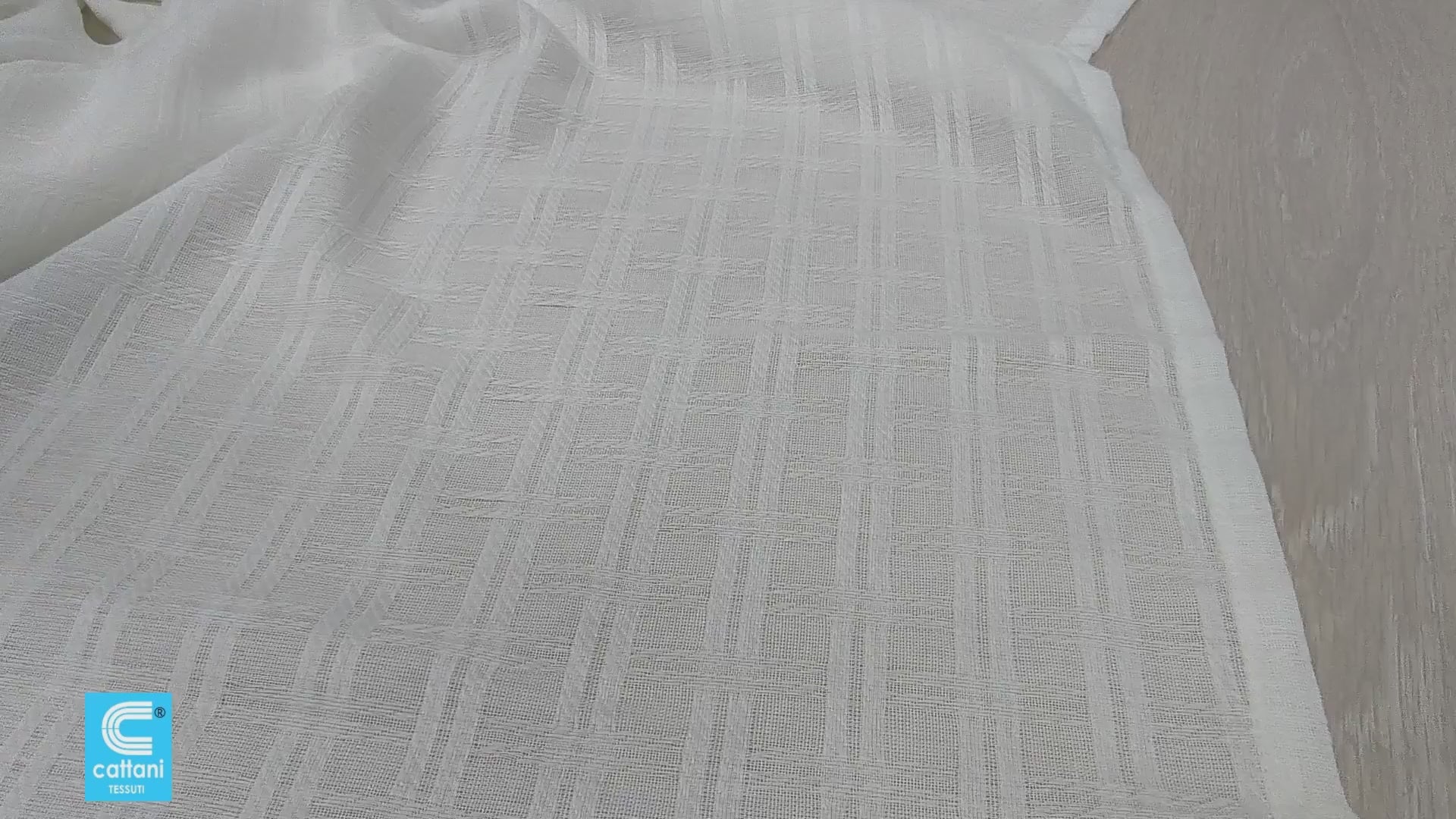Scopri la nostra tenda su misura con fettuccia arricciatenda, realizzata in pregiato tessuto jacquard bianco. Il tessuto filtrante offre privacy lasciando entrare la luce naturale. Per arricciare la tenda, tira i fili della fettuccia per ottenere il grado di arricciatura desiderato, poi fissa i ganci a proboscide per un'applicazione immediata sul binario. Perfetta per ogni ambiente, questa tenda unisce eleganza e funzionalità.