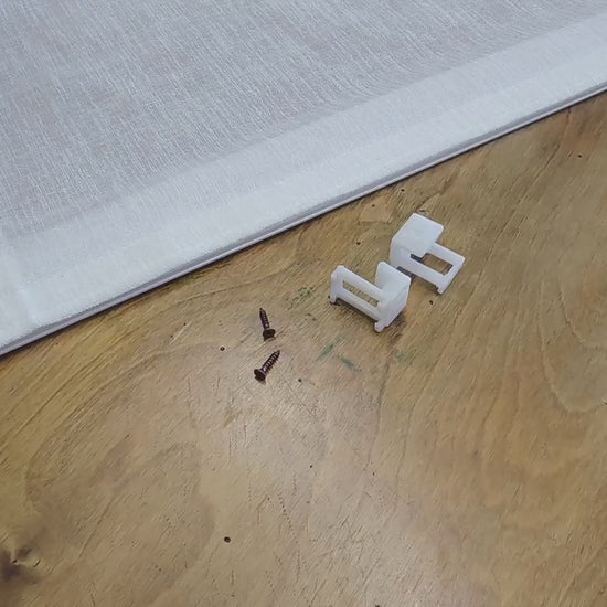Tenda bianca effetto lino montata su profilo velcrato in alluminio su finestra