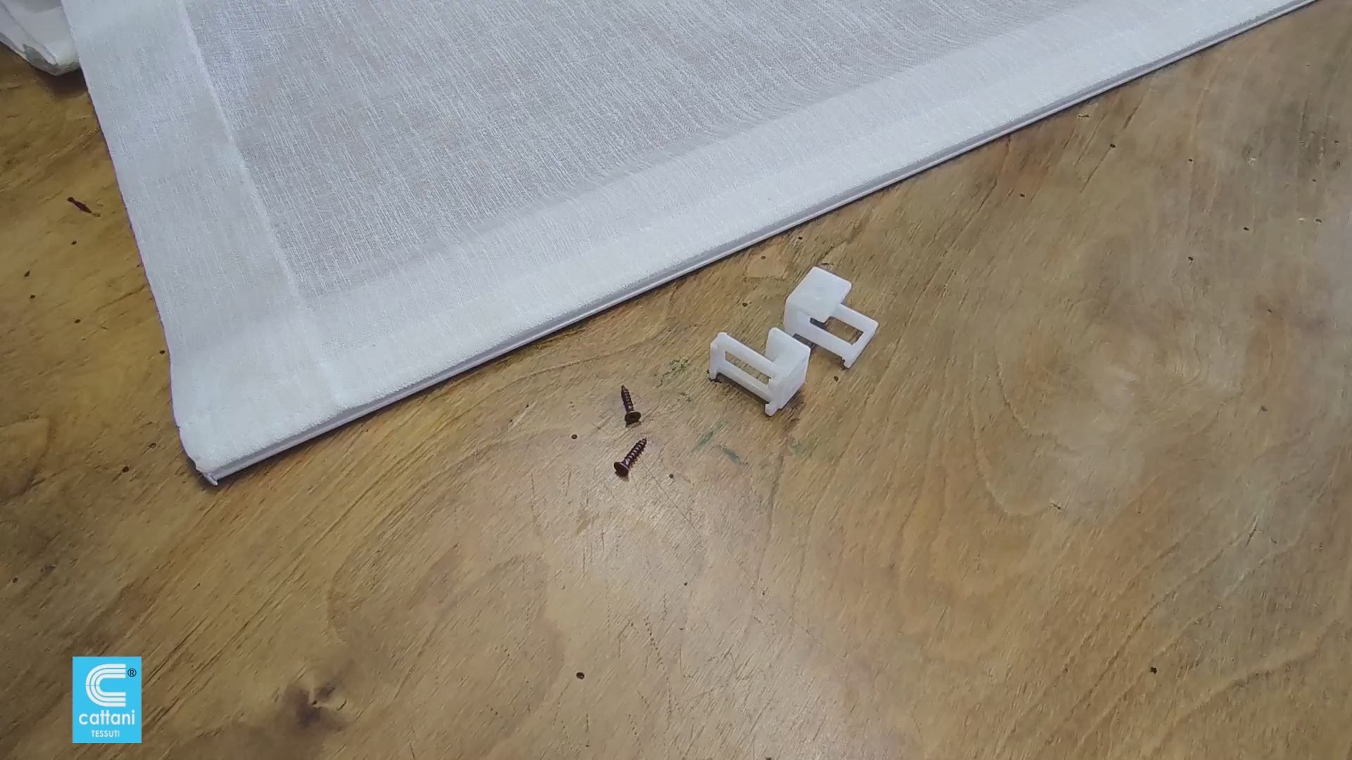 Tenda bianca effetto lino montata su profilo velcrato in alluminio su finestra