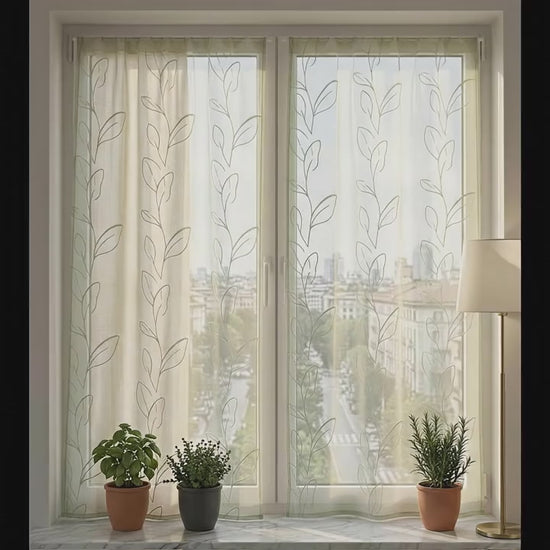Video dimostrativo tenda effetto lino con ricamo a foglia stilizzata installata su finestra con luce naturale