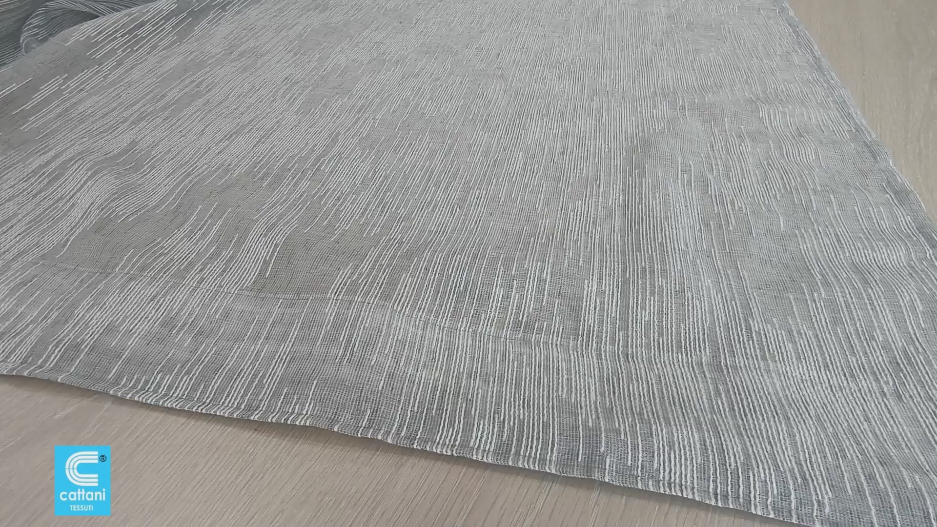 Video panoramica tenda con tessuto grigio ricamato e fettuccia arricciatenda
