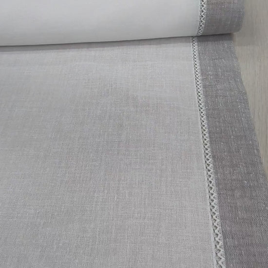 Video panoramico del tessuto effetto lino bianco naturale con bordi color grigio e crochetta
