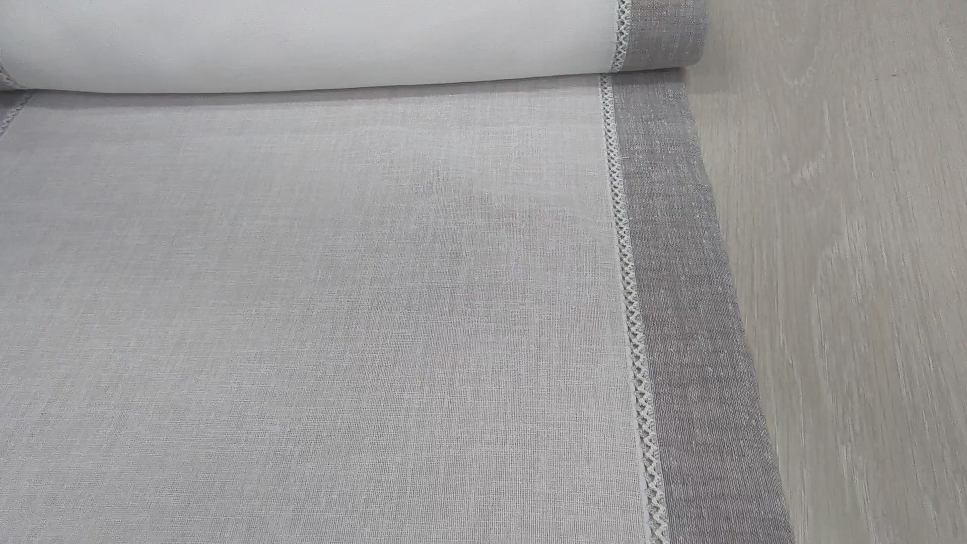 Video panoramico del tessuto effetto lino bianco naturale con bordi color grigio e crochetta