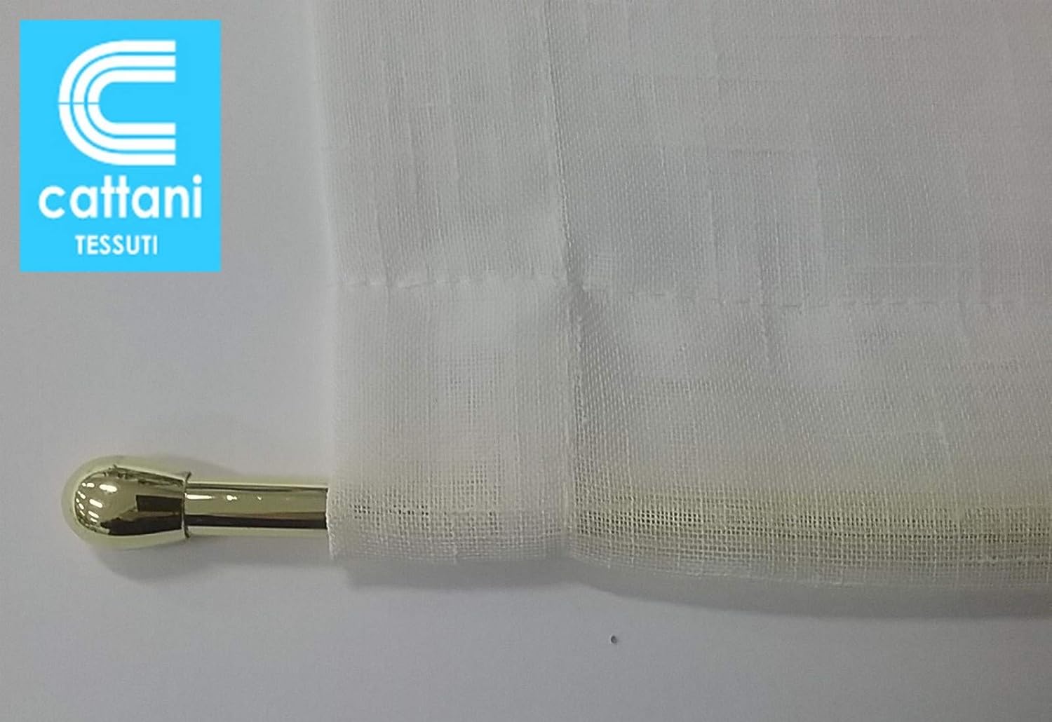 Bastoncino per tende a vetro inserito nella tasca superiore della tenda