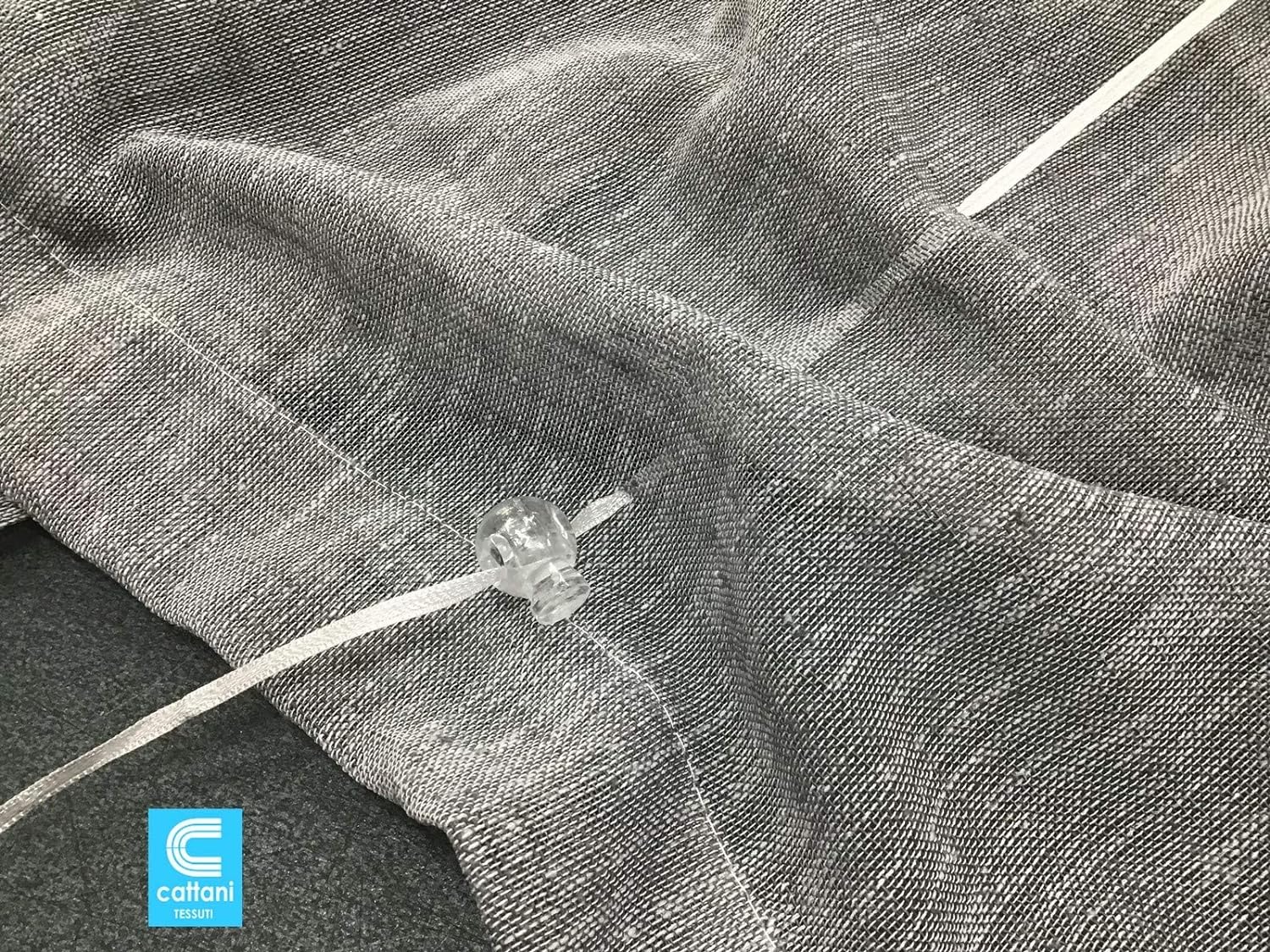 Tessuto effetto lino grigio con laccetto per fissare la tenda all’altezza desiderata
