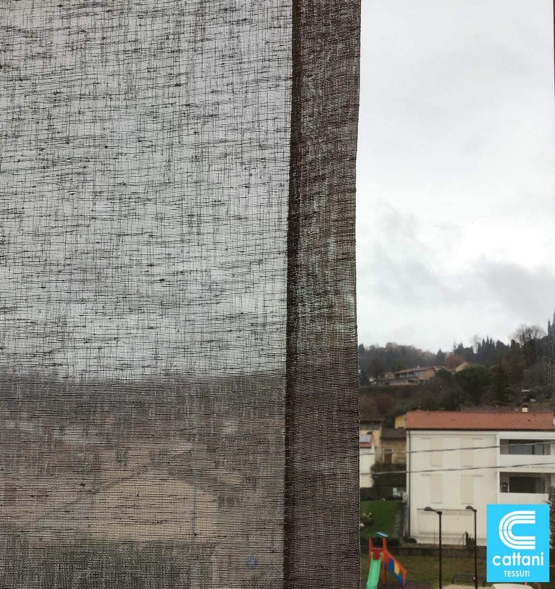 Tessuto della tenda che lascia filtrare la luce mostrando la trasparenza