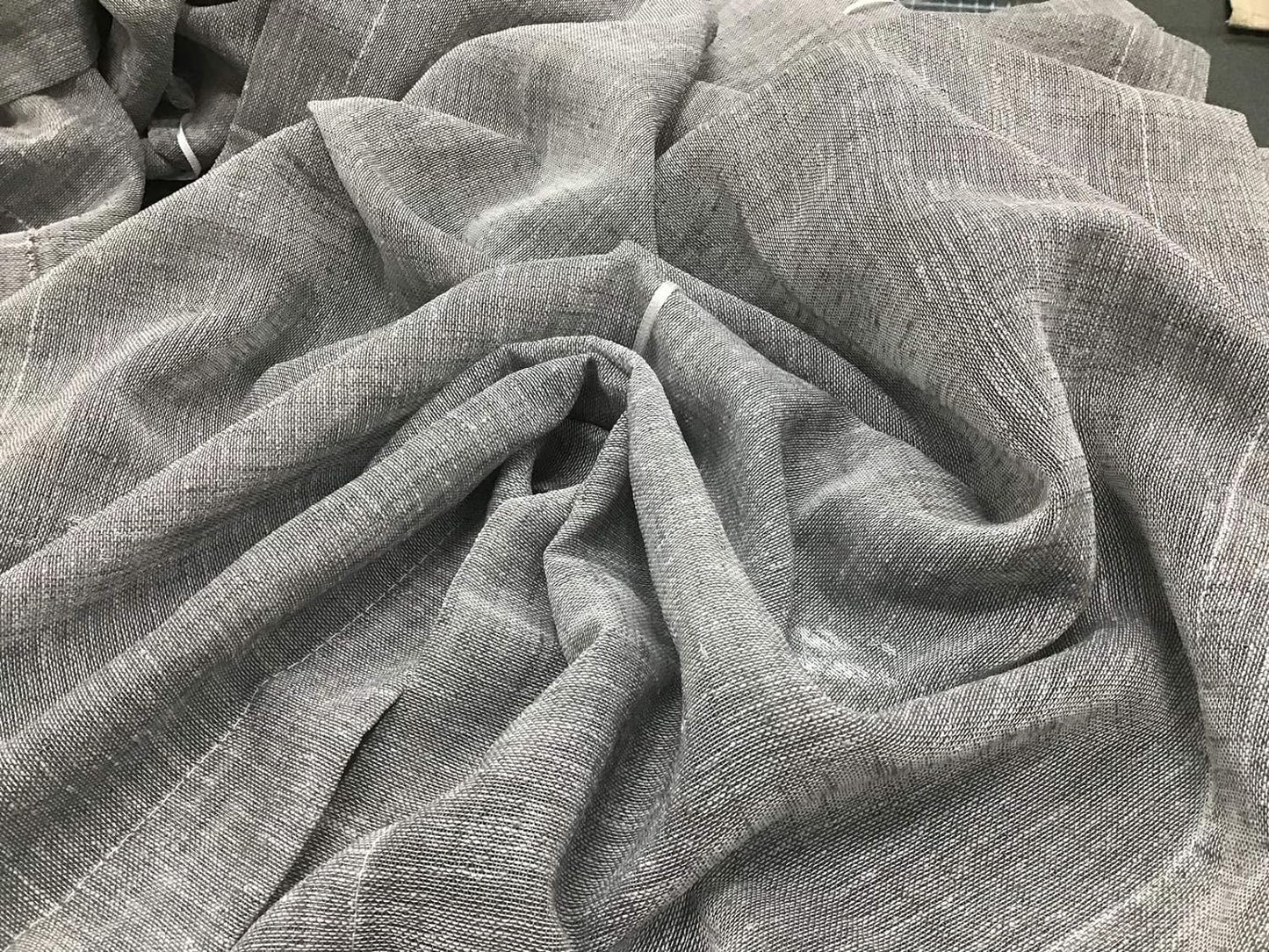 Détail du tissu effet lin gris mettant en évidence sa douceur