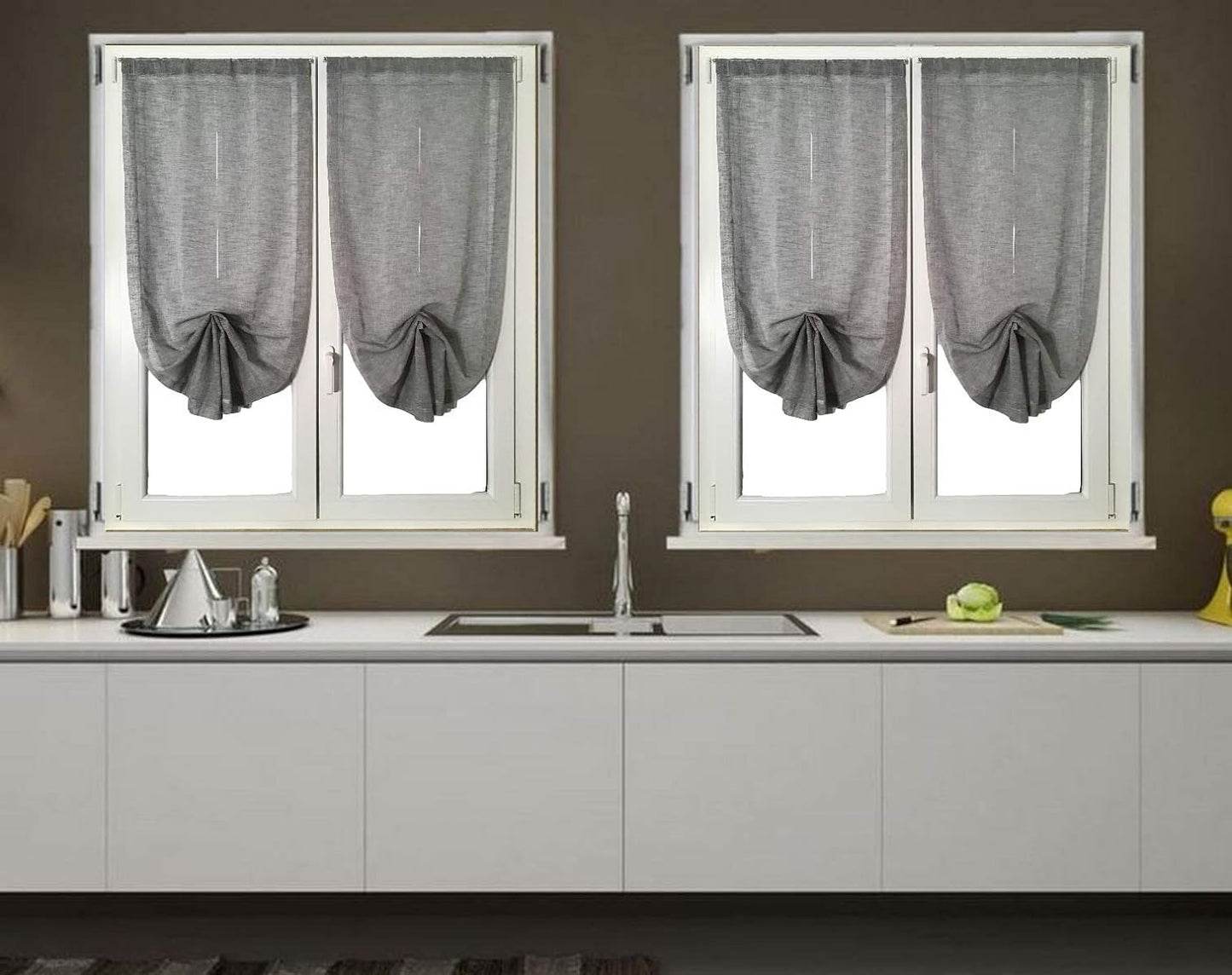Tende regolabili in altezza effetto lino grigio installate in una cucina