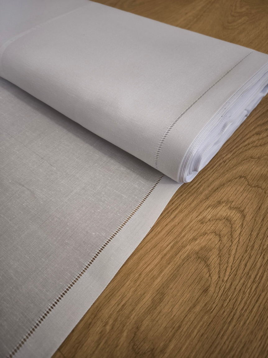 Tessuto semi-trasparente bianco per tende a vetro, ideale per finestre e porte-finestra.