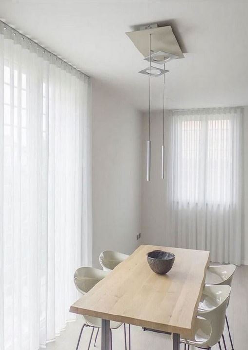 Immagine di tende per finestra modello Onda Wave su misura con binario incluso. Le tende, personalizzate per ogni esigenza, sono realizzate in tessuto effetto lino bianco naturale in poliestere, garantendo durabilità e facile manutenzione. Il binario completo, in alluminio colore bianco, è resistente e si adatta a una varietà di ambienti.
