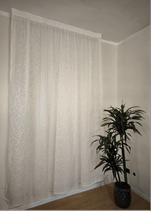 Voilage avec galon fronceur et Ruflette personnalisée - Tissu blanc avec broderie blanche - compatible avec rails de140/170 cm, Hauteur de 180 à 281 cm  - art.Souffle de feuille