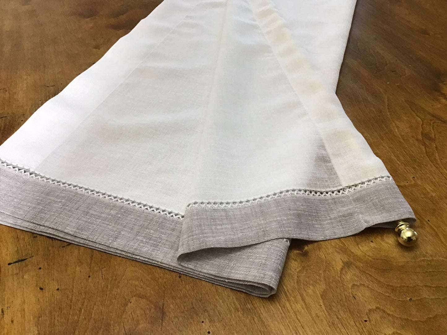 Voilage vitrage – passe-tringle – sur mesure de 30 à 90 - longueur sur mesure, tissu effet lin blanc avec bordure latérale grise, longueur sur mesure art.601