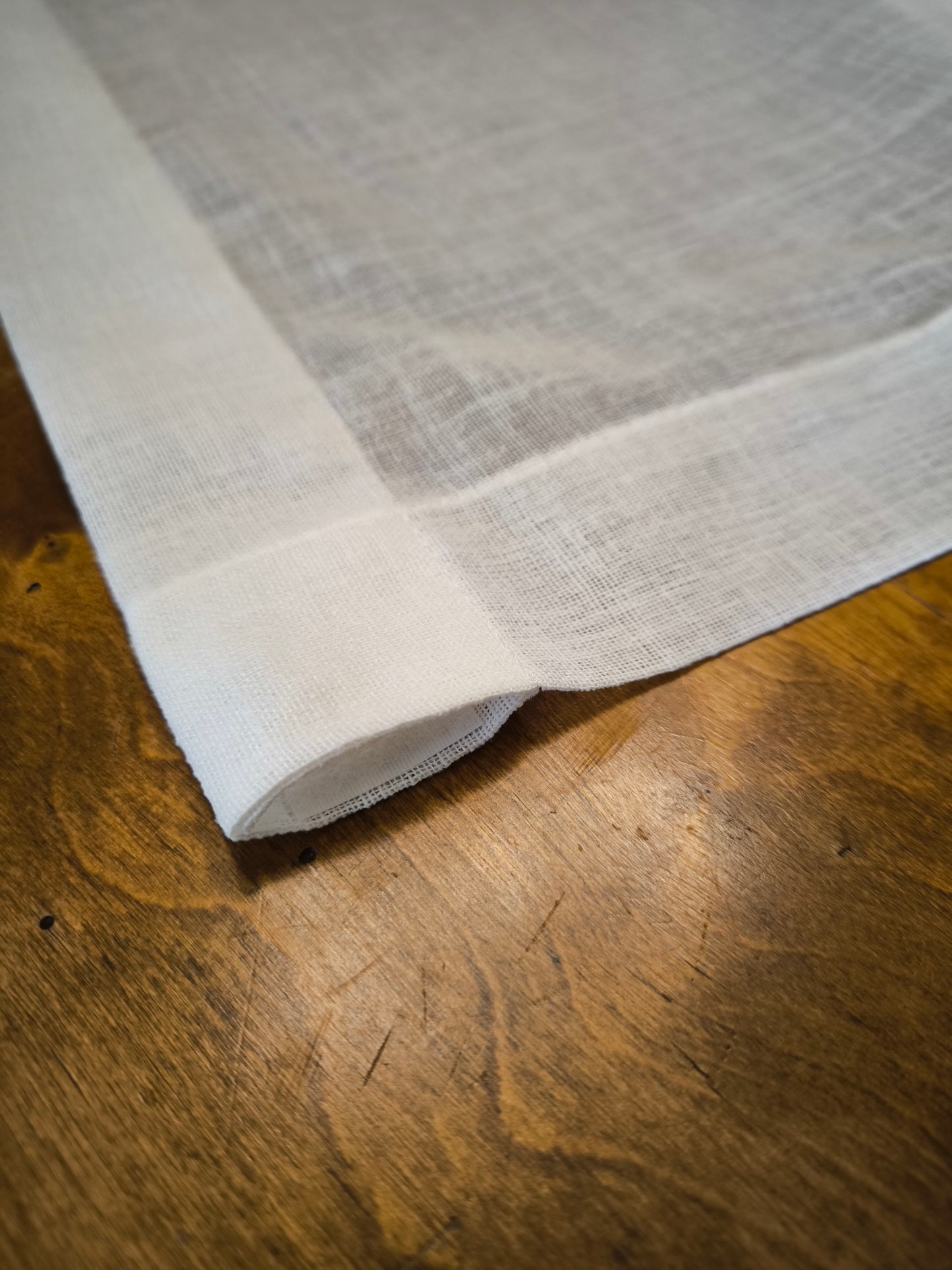 Dettaglio tasca in basso della tenda vetro con velcro per inserire la piattina