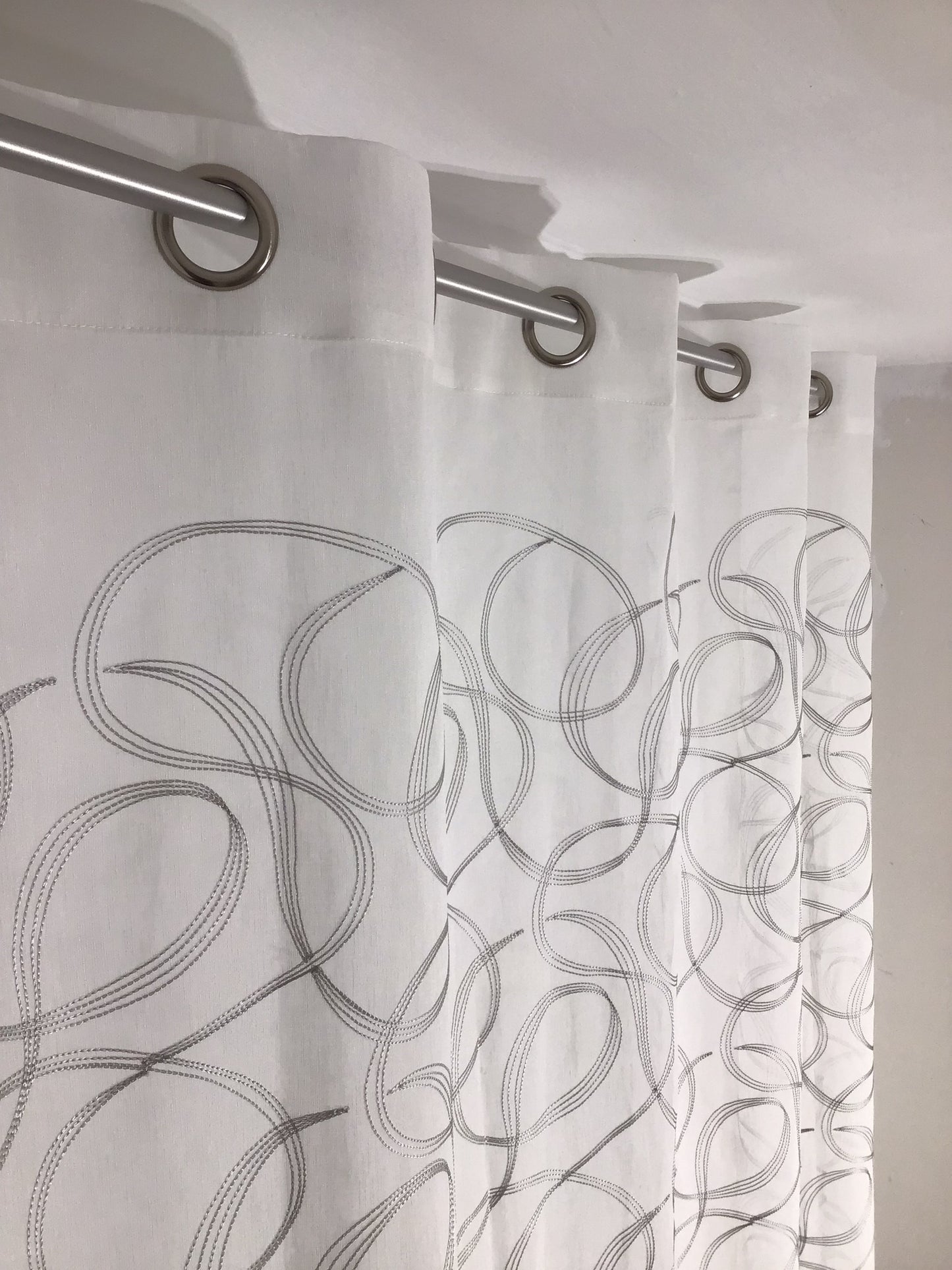 Voilage à œillets brodés – 1 panneau blanc/gris – Largeur 200 cm, Hauteur de 180 à 280 cm – Salon et Chambre – Art Tebe