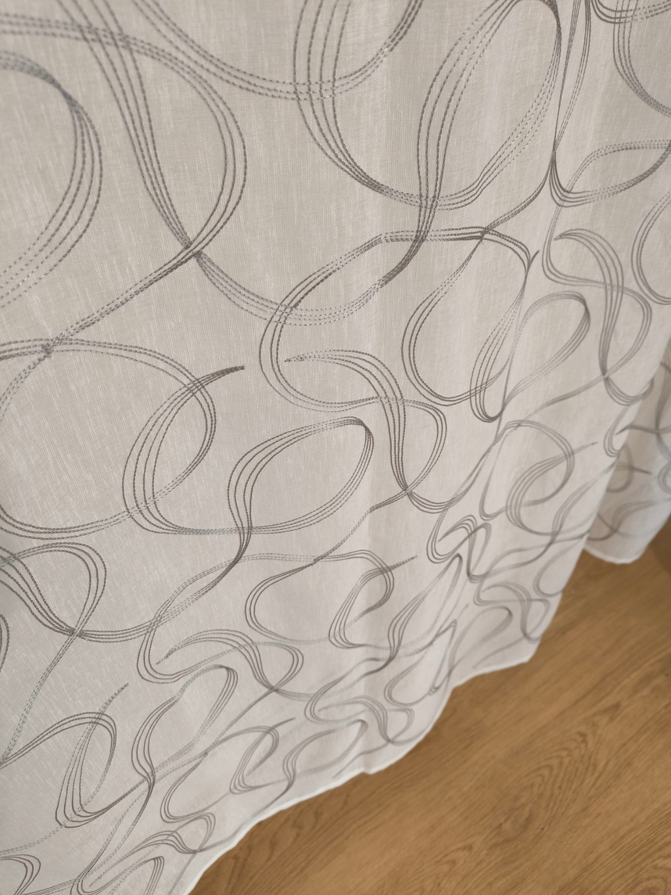 Voilage à œillets brodés – 1 panneau blanc/gris – Largeur 200 cm, Hauteur de 180 à 280 cm – Salon et Chambre – Art Tebe