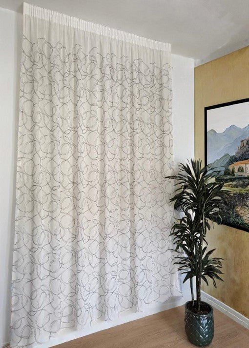Voilage avec galon fronceur et Ruflette personnalisé – Tissu brodé blanc/gris, compatible avec rails de  140/170 cm, hauteurs 180 à 281 cm – art. Tebe