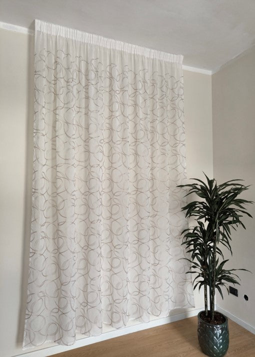 Voilage avec galon fronceur et ruflette personnalisé – Tissu brodé blanc/beige – Compatible rails 140/170 cm – Hauteur 180 à 281 cm – Art. Tebe