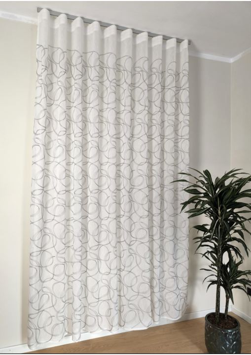 Immagine di eleganti tende a onda Wave su misura, realizzate in tessuto bianco 100% poliestere con ricamo geometrico grigio, complete di un binario in alluminio satinato, ideale per un design raffinato e moderno.