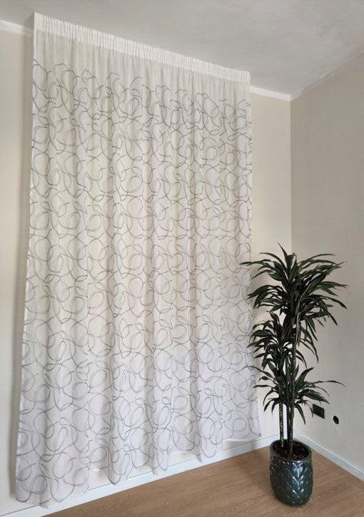 Voilage avec galon fronceur et Ruflette personnalisé – Tissu brodé blanc/gris, compatible avec rails de  140/170 cm, hauteurs 180 à 281 cm – art. Tebe