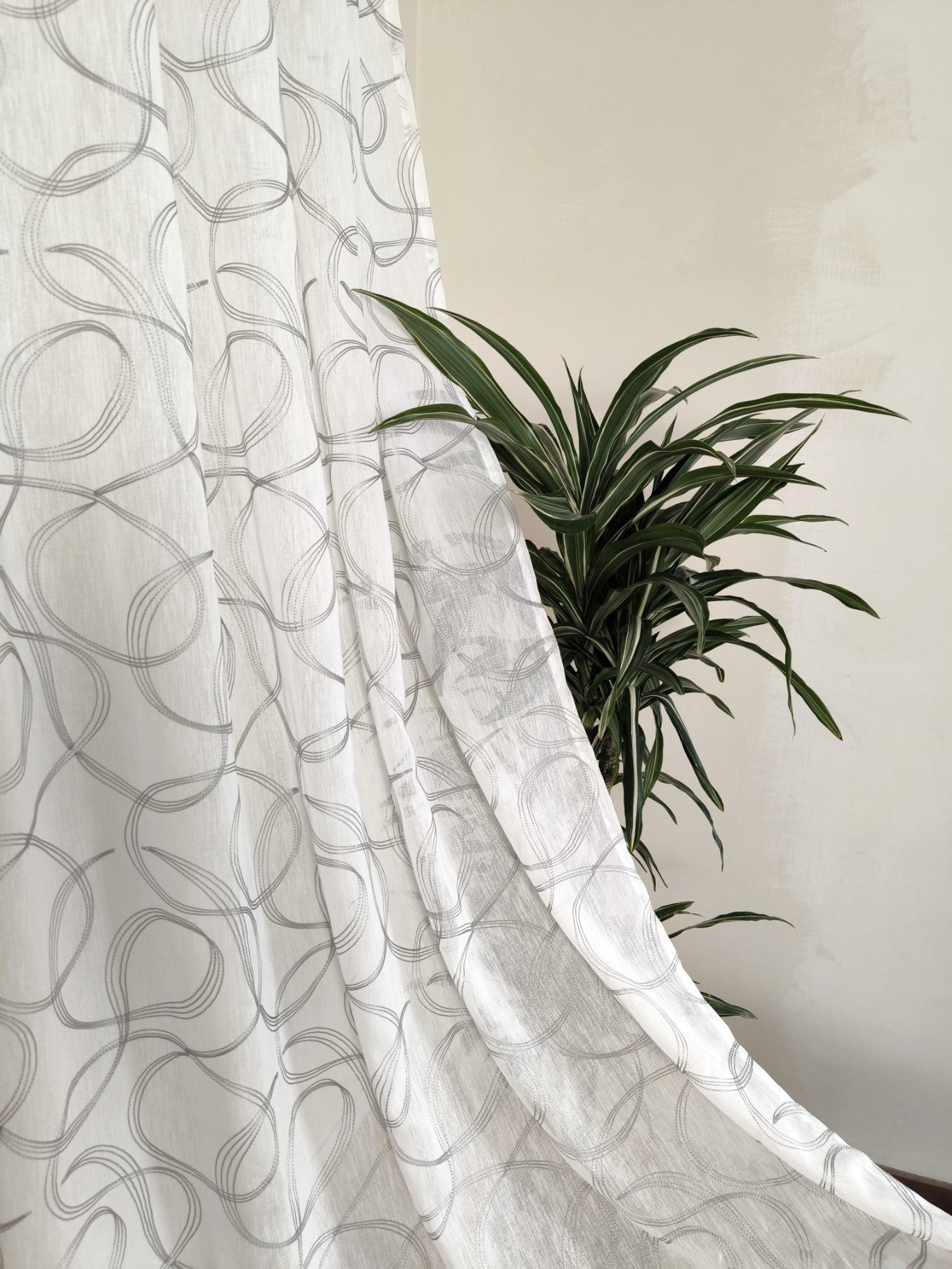 Tessuto bianco con ricamo geometrico grigio