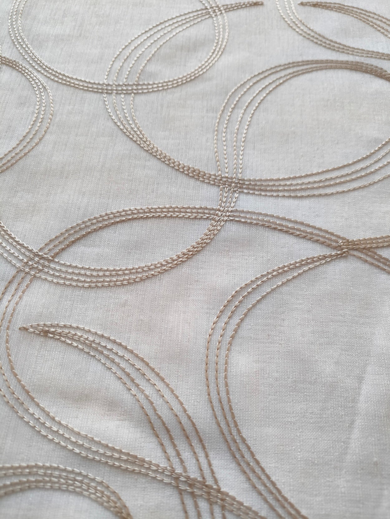 Voilage Wave sur mesure avec rail complet – Largeur 150 cm avec rail inclus - Tissu brodé blanc/beige art.tebe