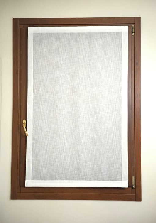 Tenda vetro con velcro in tessuto bianco effetto lino applicata su finestra