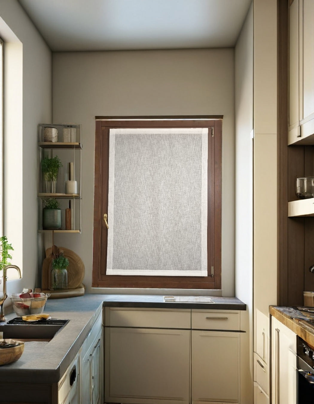 Tenda a vetro per cucina realizzata con tessuto bianco naturale effetto lino